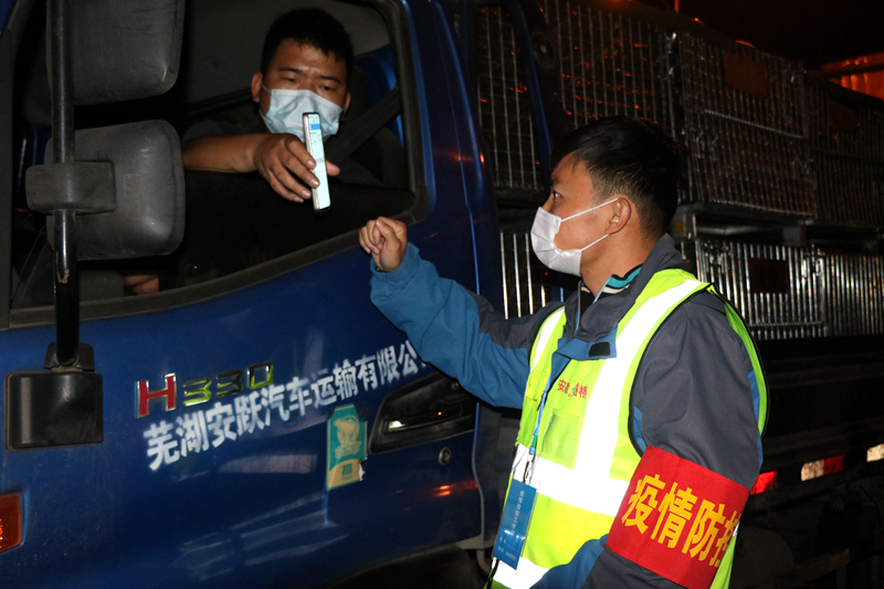 新一輪疫情發(fā)生后，安徽路橋迅速行動(dòng)，組織全體職工和勞務(wù)工人進(jìn)行全員核算檢測(cè)，筑牢疫情防控第一道防線。此外，還積極投身屬地疫情防控，踐行國(guó)企擔(dān)當(dāng)。