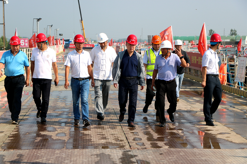 蚌埠市交通運(yùn)輸局黨委書記、局長(zhǎng)戴勇到G206-03標(biāo)項(xiàng)目檢查指導(dǎo)工作 照片 - 副本