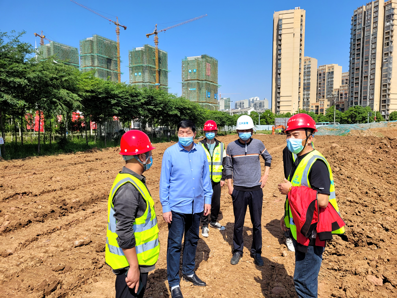 六安市重點(diǎn)工程建設(shè)管理處黨組書記、主任陳斌到長安路南延項(xiàng)目調(diào)研復(fù)工復(fù)產(chǎn)工作