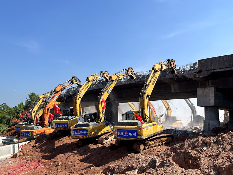 歷時(shí)17小時(shí)，上饒東樞紐互通項(xiàng)目橋梁拆除圓滿完成1