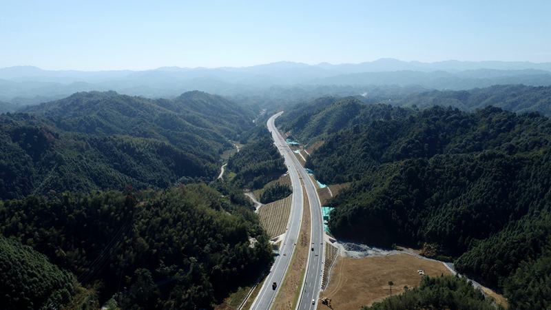 重大節(jié)點(diǎn)!宜遂高速P3標(biāo)主線瀝青面層全幅全線率先貫通